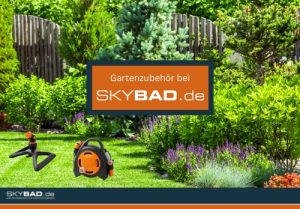 Gartengeräte in einem gepflegten Garten