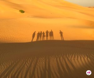 Schatten einer Menschengruppe in der Wüste