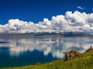 See mit sich spiegelnden Wolken